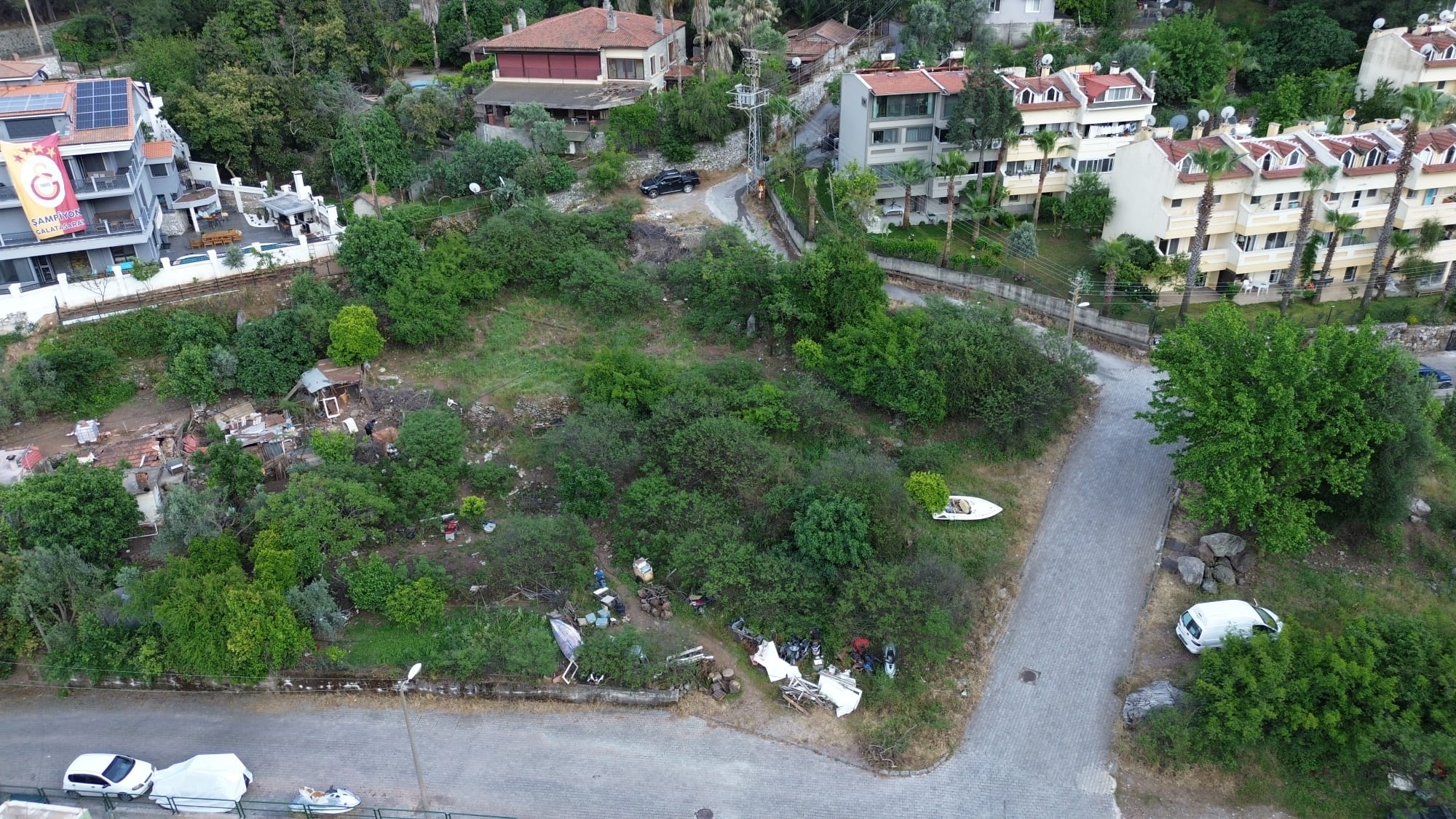 MABELDEN MARMARİSİN ENDEĞERLİ BÖLGELERİNDEN VİLLA BÖLGESİ ARMUTALANDA SATILIK  750M2 İMARLI ARSA